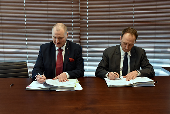 Podpisanie umów o dofinansowanie przez prezesa Piotra Dorawę oraz wiceprezesa Marka Kasickiego z Instytutem Nafty i Gazu – Państwowym Instytutem Badawczym w Krakowie nastąpiło 28 lutego br.